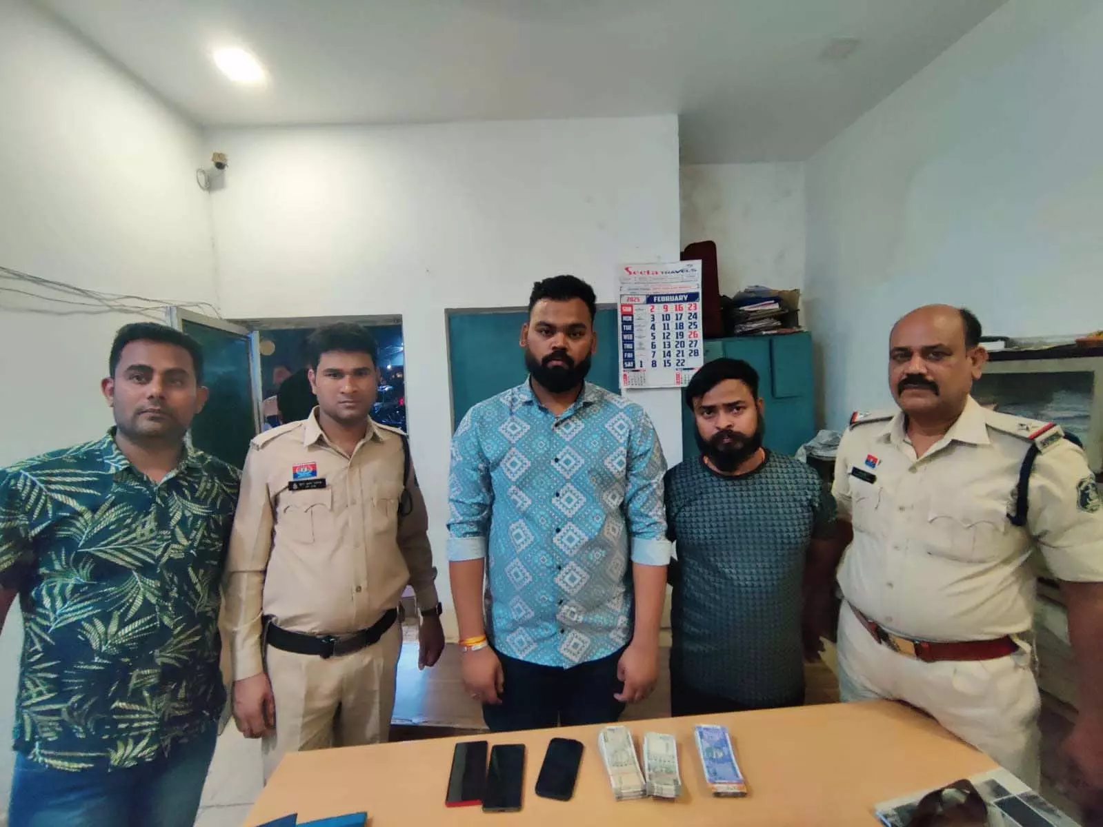 डेढ़ लाख कैश के साथ दो सटोरिया गिरफ्तार, कटोरा तालाब इलाके में कार्रवाई डेढ़ लाख कैश के साथ दो सटोरिया गिरफ्तार, कटोरा तालाब इलाके में कार्रवाई