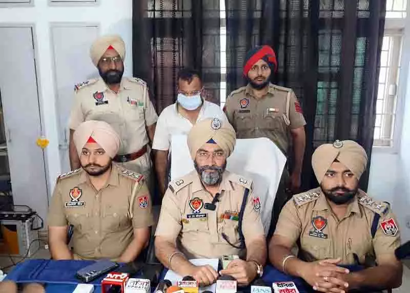 Police ने धनी लोगों को हनीट्रैप में फंसाकर पैसा ऐंठने वाले गिरोह का भंडाफोड़ किया Police ने धनी लोगों को हनीट्रैप में फंसाकर पैसा ऐंठने वाले गिरोह का भंडाफोड़ किया