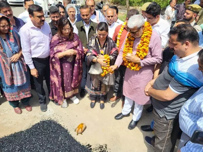 Sham Lal ने जम्मू-उत्तर विधानसभा क्षेत्र में प्री-मिक्स बिछाने के कार्य का उद्घाटन किया Sham Lal ने जम्मू-उत्तर विधानसभा क्षेत्र में प्री-मिक्स बिछाने के कार्य का उद्घाटन किया