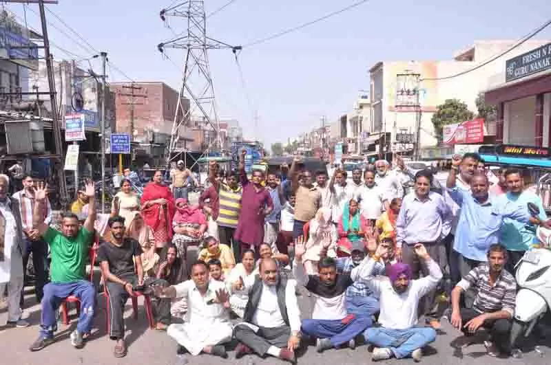 Ram Tirath Road क्षेत्र के निवासियों ने शराब की दुकान बंद करने की मांग को लेकर प्रदर्शन किया Ram Tirath Road क्षेत्र के निवासियों ने शराब की दुकान बंद करने की मांग को लेकर प्रदर्शन किया