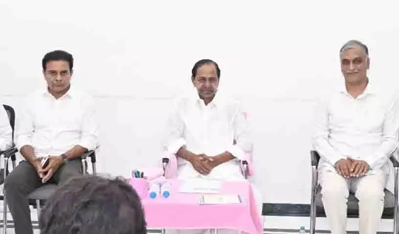 KCR ने बीआरएस रजत जयंती समारोह से पहले तैयारी बैठक आयोजित की KCR ने बीआरएस रजत जयंती समारोह से पहले तैयारी बैठक आयोजित की