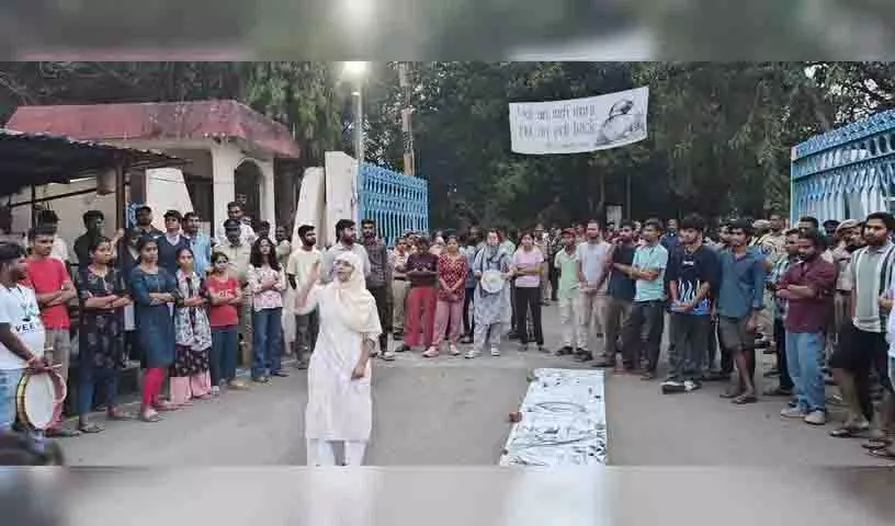 Hyderabad University के छात्रों ने शिक्षा मंत्रालय से हैदराबाद अचल संपत्ति की मांग की Hyderabad University के छात्रों ने शिक्षा मंत्रालय से हैदराबाद अचल संपत्ति की मांग की