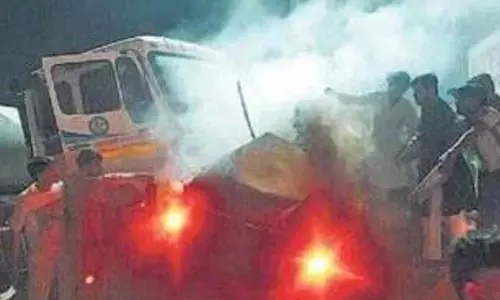 कार में 2 युवती जिंदा जले, ट्रक की ठोकर से लगी आग कार में 2 युवती जिंदा जले, ट्रक की ठोकर से लगी आग