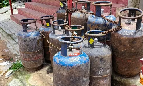 वाणिज्यिक एलपीजी सिलेंडर की कीमत में 41 रुपये की कटौती, घरेलू दरें अपरिवर्तित वाणिज्यिक एलपीजी सिलेंडर की कीमत में 41 रुपये की कटौती, घरेलू दरें अपरिवर्तित
