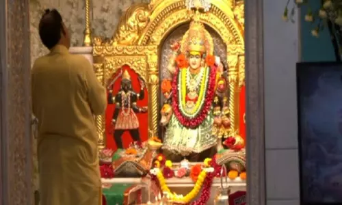 Delhi : चैत्र नवरात्रि के चौथे दिन झंडेवालान मंदिर में सुबह की आरती हुई