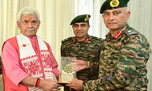 जीओसी ने J-K के एलजी मनोज सिन्हा से मुलाकात की, सुरक्षा स्थिति पर चर्चा की जीओसी ने J-K के एलजी मनोज सिन्हा से मुलाकात की, सुरक्षा स्थिति पर चर्चा की
