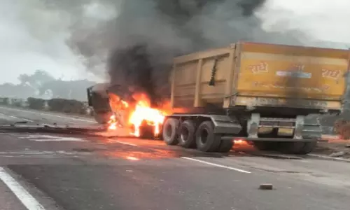UP Accident : 3 डंपरों की भिड़ंत, एक में लगी आग; चालक-क्लीनर जिंदा जले UP Accident : 3 डंपरों की भिड़ंत, एक में लगी आग; चालक-क्लीनर जिंदा जले