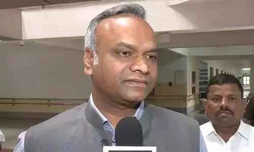 राज्य सरकार बनाम राज्यपाल का टकराव: अगर ऐसा किया तो तमिलनाडु जैसी कानूनी लड़ाई होगी: Priyank Kharge राज्य सरकार बनाम राज्यपाल का टकराव: अगर ऐसा किया तो तमिलनाडु जैसी कानूनी लड़ाई होगी: Priyank Kharge
