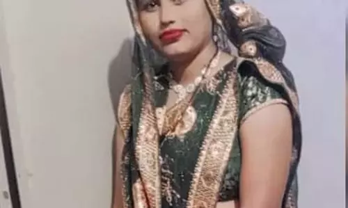 Agra Crime News : विवाहिता की तीसरी मंजिल से गिरकर मौत Agra Crime News : विवाहिता की तीसरी मंजिल से गिरकर मौत