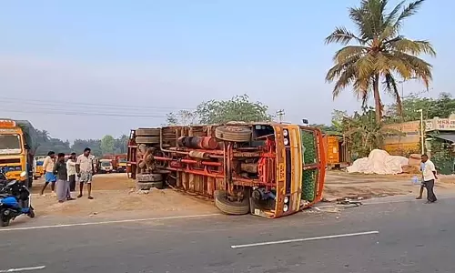 ओवरलोड के कारण सीवर ढहने से लॉरी पलटी: 2 चालक घायल ओवरलोड के कारण सीवर ढहने से लॉरी पलटी: 2 चालक घायल