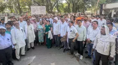 Ballia: सैकड़ों शिक्षकों और कर्मचारियों का NPS और UPS के खिलाफ विरोध प्रदर्शन Ballia: सैकड़ों शिक्षकों और कर्मचारियों का NPS और UPS के खिलाफ विरोध प्रदर्शन