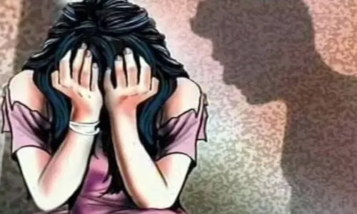Jalaun: रिश्तों को तार-तार करने वाली एक बेहद शर्मशार घटना, बेटे ने मां के साथ की छेड़खानी Jalaun: रिश्तों को तार-तार करने वाली एक बेहद शर्मशार घटना, बेटे ने मां के साथ की छेड़खानी
