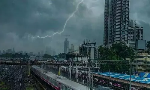 Mumbai: महाराष्ट्र और आसपास के इलाकों में अप्रैल में बेमौसम बारिश क्यों हो रही Mumbai: महाराष्ट्र और आसपास के इलाकों में अप्रैल में बेमौसम बारिश क्यों हो रही