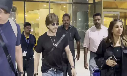 Shahrukh Khan स्टाइल में मुंबई लौटे, एयरपोर्ट पर देखे गए Shahrukh Khan स्टाइल में मुंबई लौटे, एयरपोर्ट पर देखे गए