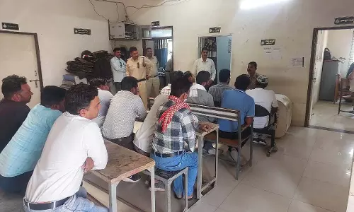 Ujjain: शराबबंदी को सख्ती से लागू करने के लिए सघन चेकिंग शुरू Ujjain: शराबबंदी को सख्ती से लागू करने के लिए सघन चेकिंग शुरू