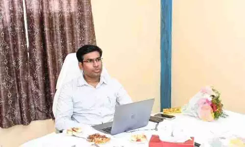 Tirupati में पशुओं के लिए पानी की टंकी लगाने वाले अधिकारी