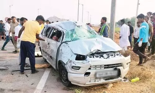 Chitradurga : 10 बार पलटी कार! एक ही परिवार के तीन लोगों की मौत, CCTV में कैद हुई फुटेज