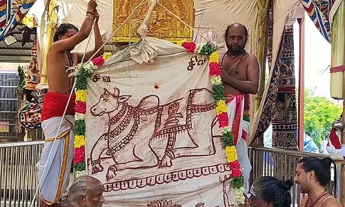 कम्बकारेश्वर मंदिर में रुद्रपद तिरुनल के अवसर पर ध्वजारोहण समारोह कम्बकारेश्वर मंदिर में रुद्रपद तिरुनल के अवसर पर ध्वजारोहण समारोह