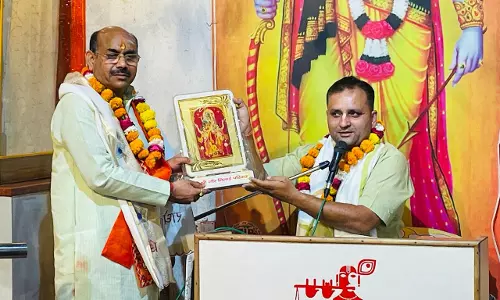 Etawah: इटावा जिला अध्यक्ष ने पूजा अर्चन कर पंडित मनु पुत्र दास जी से आशीर्वाद प्राप्त किया