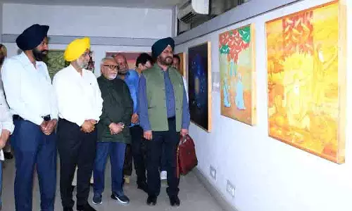 कलात्मक व्याख्या के माध्यम से Guru Nanak की विरासत का जश्न मनाना कलात्मक व्याख्या के माध्यम से Guru Nanak की विरासत का जश्न मनाना