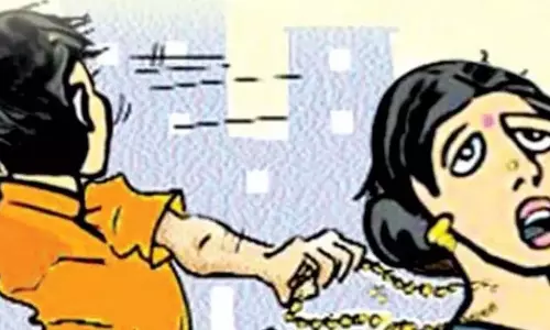 AP: चेन स्नेचर ने सचिवालय कर्मचारी पर हमला किया AP: चेन स्नेचर ने सचिवालय कर्मचारी पर हमला किया