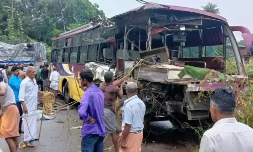 Kerala : कन्नूर के उली में बस-लॉरी की टक्कर में 11 घायल
