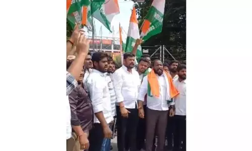 युवा कांग्रेस नेताओं ने HCA अध्यक्ष के निलंबन की मांग को लेकर उप्पल स्टेडियम में विरोध प्रदर्शन किया युवा कांग्रेस नेताओं ने HCA अध्यक्ष के निलंबन की मांग को लेकर उप्पल स्टेडियम में विरोध प्रदर्शन किया