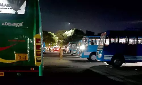 Kerala: स्टेडियम बस स्टैंड पर लगी हाई-मास्ट लाइटें बुझ जाने से अंधेरा छा गया
