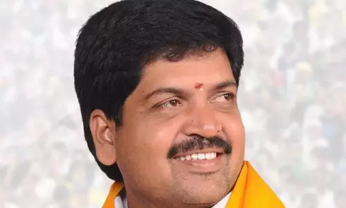 AP: रवींद्र ने ईडेपल्ली में पेंशन वितरित की AP: रवींद्र ने ईडेपल्ली में पेंशन वितरित की