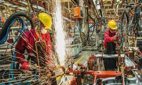 Business : मैन्युफैक्चरिंग सेक्टर में उछाल Business : मैन्युफैक्चरिंग सेक्टर में उछाल