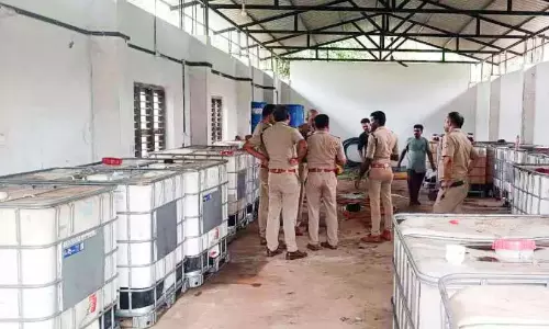 Kerala: पुलिस ने गोदाम में अवैध रूप से रखा 150 लीटर डीजल जब्त किया