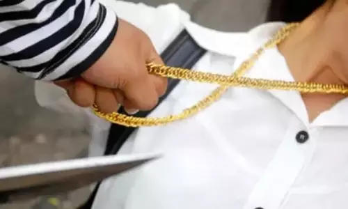 Bhimavaram में सोने के आभूषणों की लूट के आरोप में युवक गिरफ्तार Bhimavaram में सोने के आभूषणों की लूट के आरोप में युवक गिरफ्तार