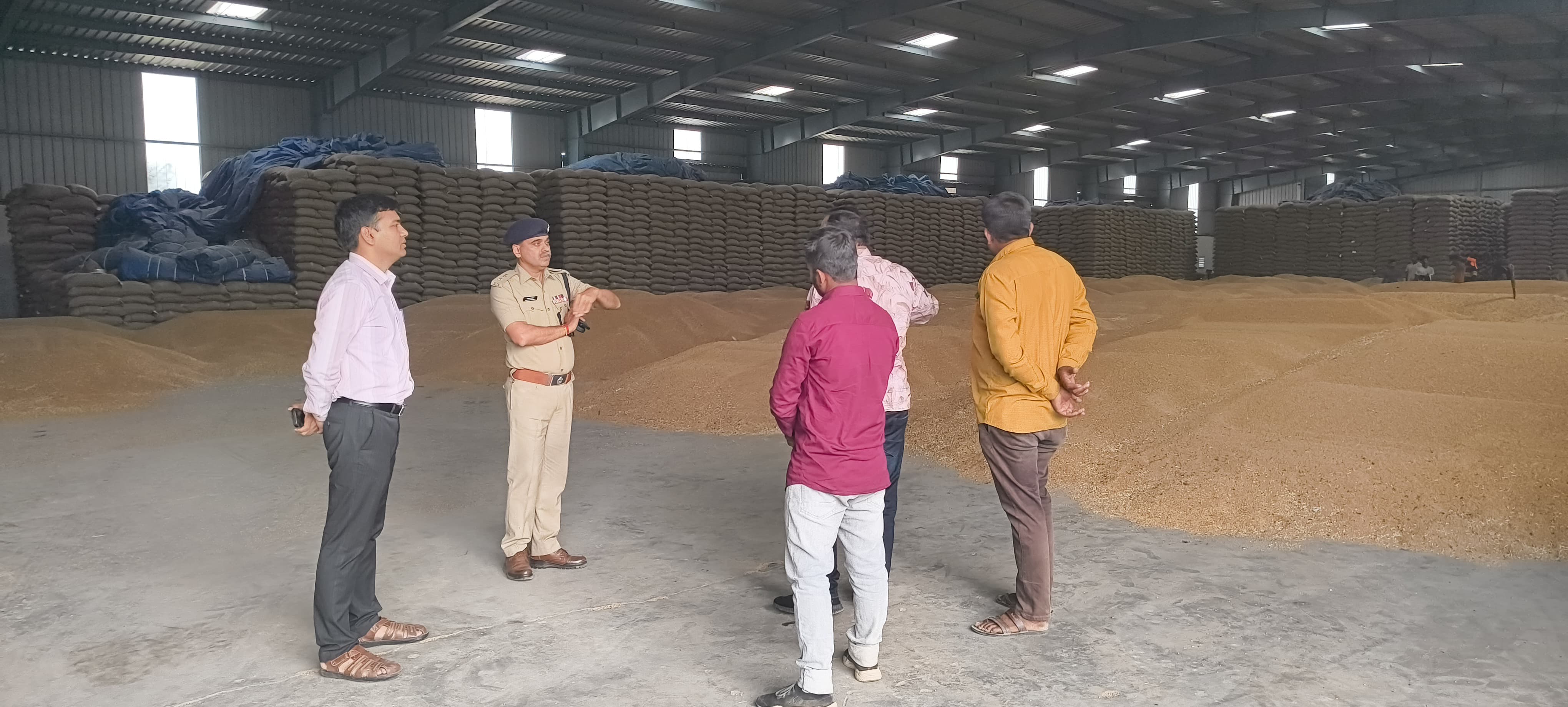 कलेक्टर ने गेहूं खरीदी केंद्रों का निरीक्षण कर व्यवस्थाओं का लिया जायजा, बोले अच्छी क्वालिटी पर ध्यान दें प्रभारी