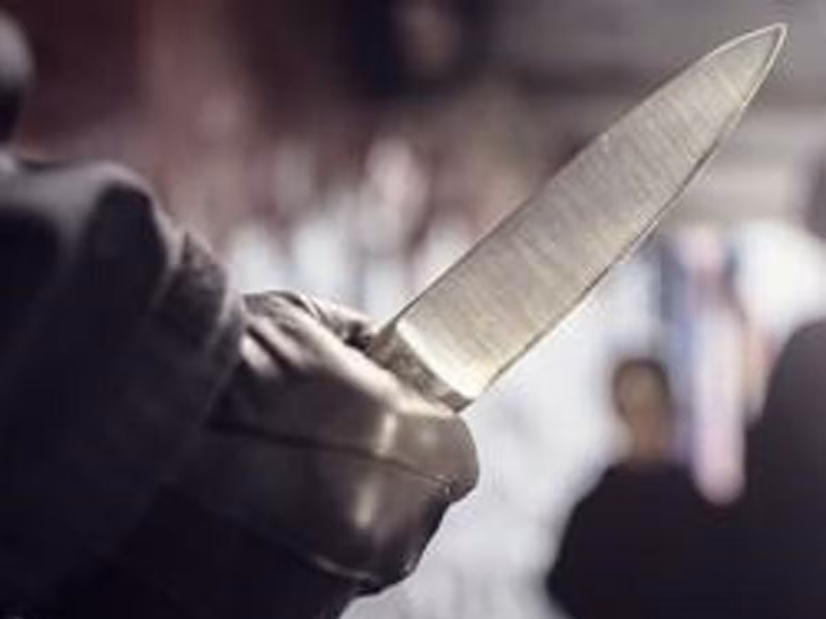 Faridabad: पड़ोसियों ने दंपती पर चाकू से किया हमला