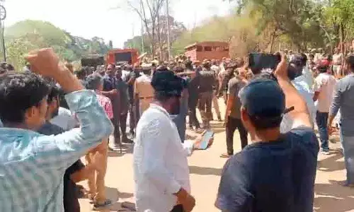 कांचा गाचीबोवली भूमि मुद्दा, विरोध प्रदर्शन तेज, UOH शिक्षकों ने पूर्वी परिसर तक मार्च निकाला कांचा गाचीबोवली भूमि मुद्दा, विरोध प्रदर्शन तेज, UOH शिक्षकों ने पूर्वी परिसर तक मार्च निकाला
