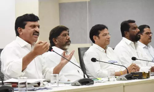 तेलंगाना सरकार ने UOH की एक इंच भी ज़मीन नहीं ली, मंत्रियों का दावा तेलंगाना सरकार ने UOH की एक इंच भी ज़मीन नहीं ली, मंत्रियों का दावा