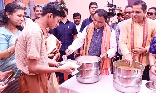 Odisha CM खादी छुअन में भाग लिया, छात्रों को भोजन परोसा और सरकार ने शिशु वाटिका का शुभारंभ किया