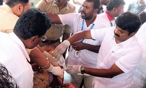 जल्लीकट्टू के दौरान सांड की टक्कर से पुलिस इंस्पेक्टर घायल, विजयभास्कर ने प्राथमिक उपचार दिया जल्लीकट्टू के दौरान सांड की टक्कर से पुलिस इंस्पेक्टर घायल, विजयभास्कर ने प्राथमिक उपचार दिया
