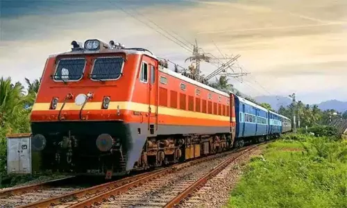 Andhra: पटरियों पर तकनीकी समस्या पैदा कर ट्रेनें रोकी गईं और लूटपाट की गई Andhra: पटरियों पर तकनीकी समस्या पैदा कर ट्रेनें रोकी गईं और लूटपाट की गई