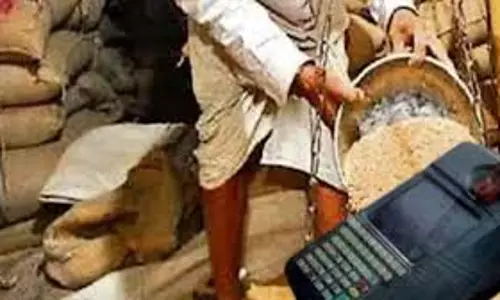 Lucknow: ई-पॉस मशीनों से पारदर्शिता के साथ हो रहा राशन वितरण