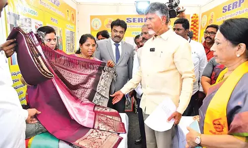 Andhra: सीएम चंद्रबाबू ने अपनी पत्नी के लिए खरीदी रेशमी साड़ी Andhra: सीएम चंद्रबाबू ने अपनी पत्नी के लिए खरीदी रेशमी साड़ी