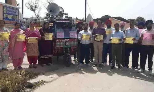 Jalandhar: छात्रों और अभिभावकों को लुभाने के लिए सरकारी स्कूलों ने किराए पर लिए ऑटो-रिक्शा Jalandhar: छात्रों और अभिभावकों को लुभाने के लिए सरकारी स्कूलों ने किराए पर लिए ऑटो-रिक्शा