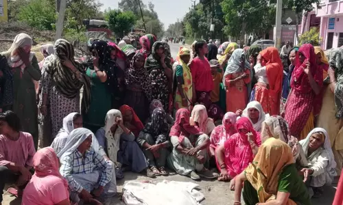 Meerut: ई-रिक्शा ने स्कूल जा रहे पांच साल के मासूम को मारी टक्कर, हुई मौत Meerut: ई-रिक्शा ने स्कूल जा रहे पांच साल के मासूम को मारी टक्कर, हुई मौत