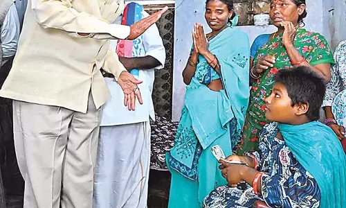 जगन ने जितने भी बटन दबाए वे पेंशन हैं जो हम देते है : CM Chandrababu जगन ने जितने भी बटन दबाए वे पेंशन हैं जो हम देते है : CM Chandrababu
