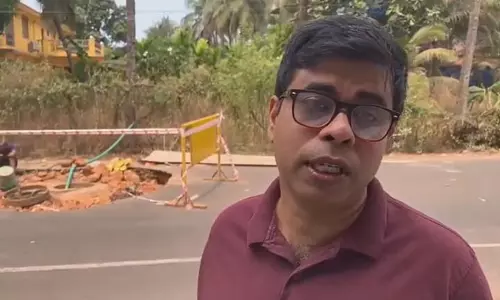 स्थानीय लोगों ने Kolmorod जंक्शन पर सीवेज पाइपलाइन में देरी और समस्याओं की निंदा की स्थानीय लोगों ने Kolmorod जंक्शन पर सीवेज पाइपलाइन में देरी और समस्याओं की निंदा की