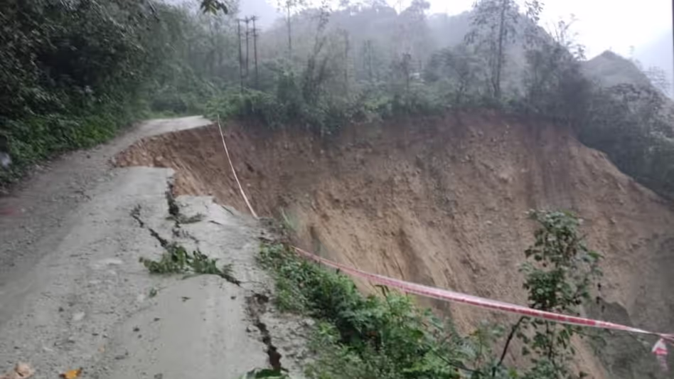 Arunachal : भारी बारिश के कारण भारत-चीन, भारत-म्यांमार सीमाओं को जोड़ने वाला NH-113 कटा Arunachal : भारी बारिश के कारण भारत-चीन, भारत-म्यांमार सीमाओं को जोड़ने वाला NH-113 कटा