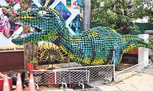 Telangana: पानी के बोतलों से बनाया गया डायनासोर Telangana: पानी के बोतलों से बनाया गया डायनासोर