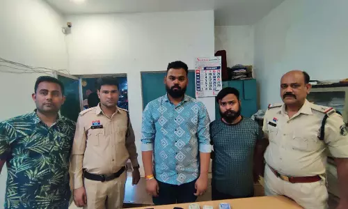 डेढ़ लाख कैश के साथ दो सटोरिया गिरफ्तार, कटोरा तालाब इलाके में कार्रवाई डेढ़ लाख कैश के साथ दो सटोरिया गिरफ्तार, कटोरा तालाब इलाके में कार्रवाई