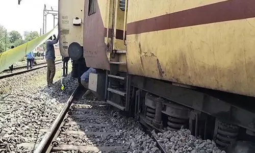 नांदेड़-संबलपुर एक्सप्रेस के दो डिब्बे विजयनगरम स्टेशन यार्ड में पटरी से उतरे