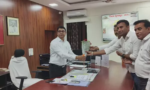 Dungarpur: जिला कलेक्टर ने पर्वतारोही राकेश बिश्नोई को एवरेस्ट पर्वतारोहण के लिए दी शुभकामनाएं Dungarpur: जिला कलेक्टर ने पर्वतारोही राकेश बिश्नोई को एवरेस्ट पर्वतारोहण के लिए दी शुभकामनाएं